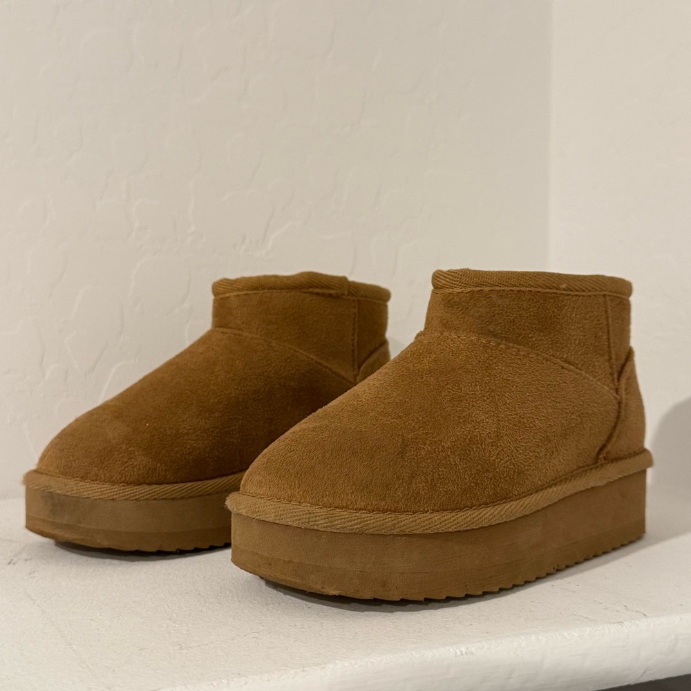 Kids Tan Suede Platform Boots from the Children’s Place size 11C